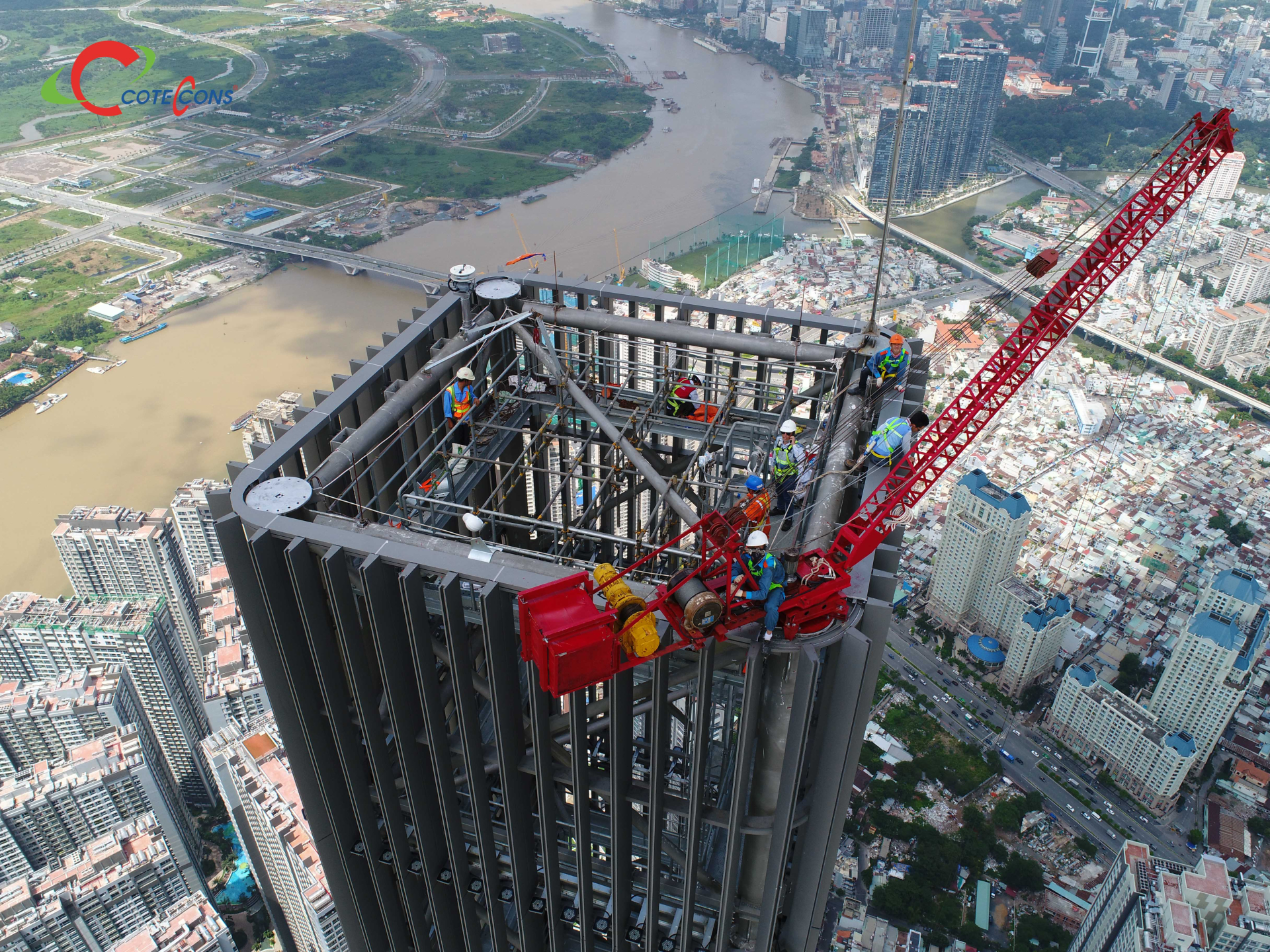 Hình ảnh công nhân của Coteccons đang thi công tháp thép đỉnh mái (Spire) của Tòa nhà Land mark 81, một trong những hạng mục quan trọng và phức tạp nhất của công trình (ảnh: Coteccons)