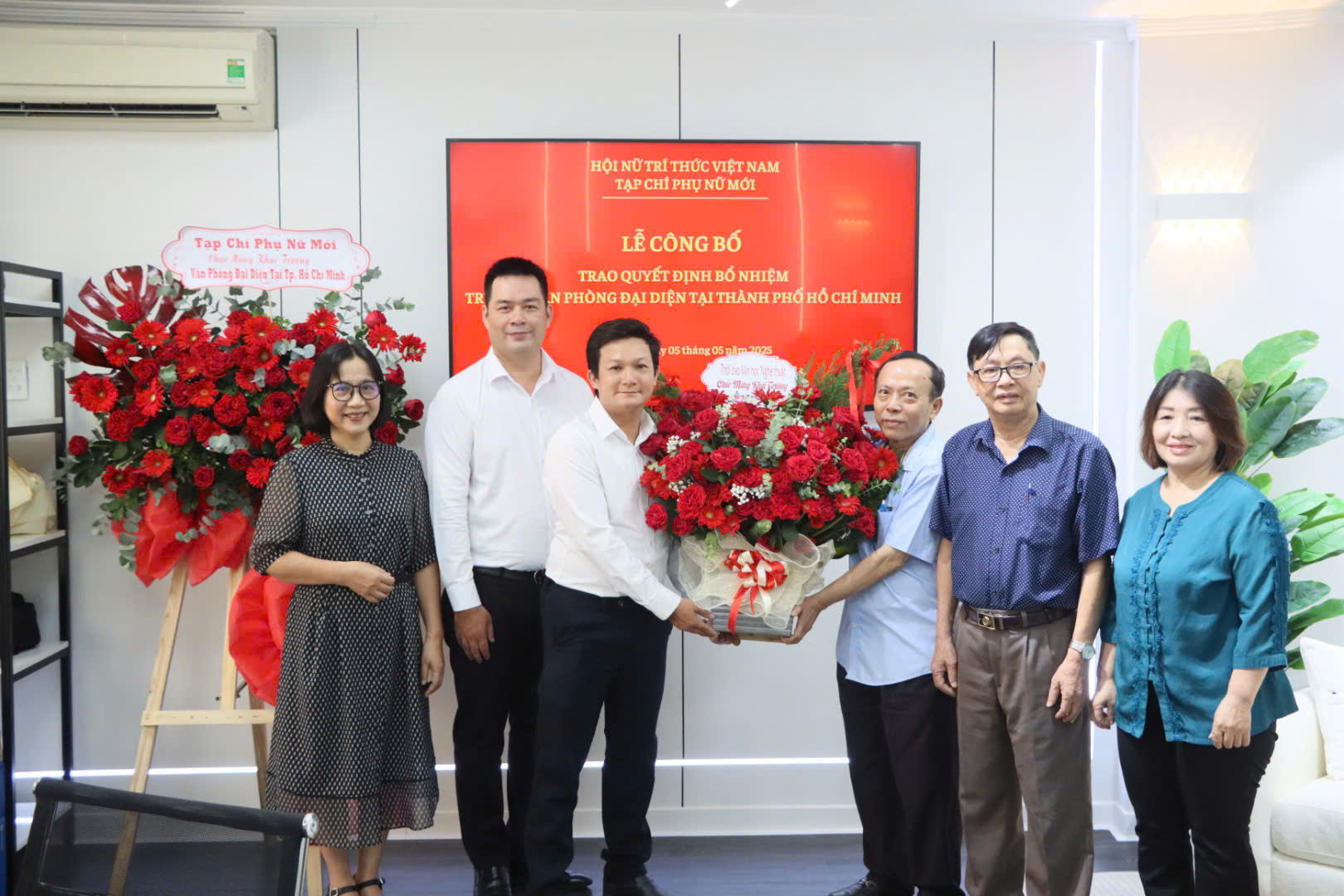 Nhà văn, nhà báo Hoàng Dự Tổng biên tập Thời báo Văn học Nghệ thuật cùng lãnh đạo các phòng ban Thời báo đã đến tặng hoa và chúc mừng Tạp chí Phụ nữ Mới