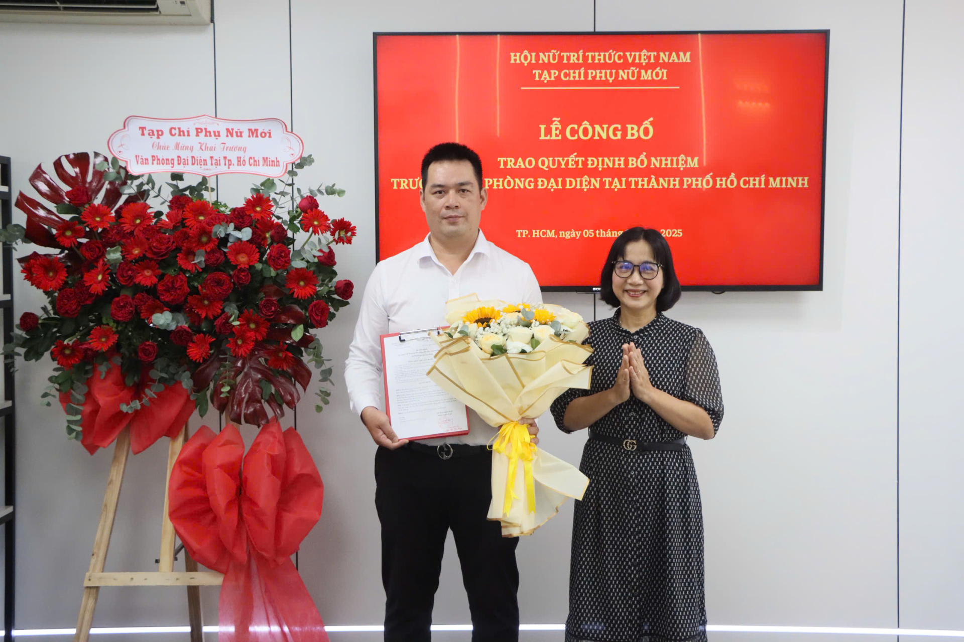 Bà Chu Thị Thu Hằng trao quyết định bổ nhiệm cho ông Lương Quốc Đăng.