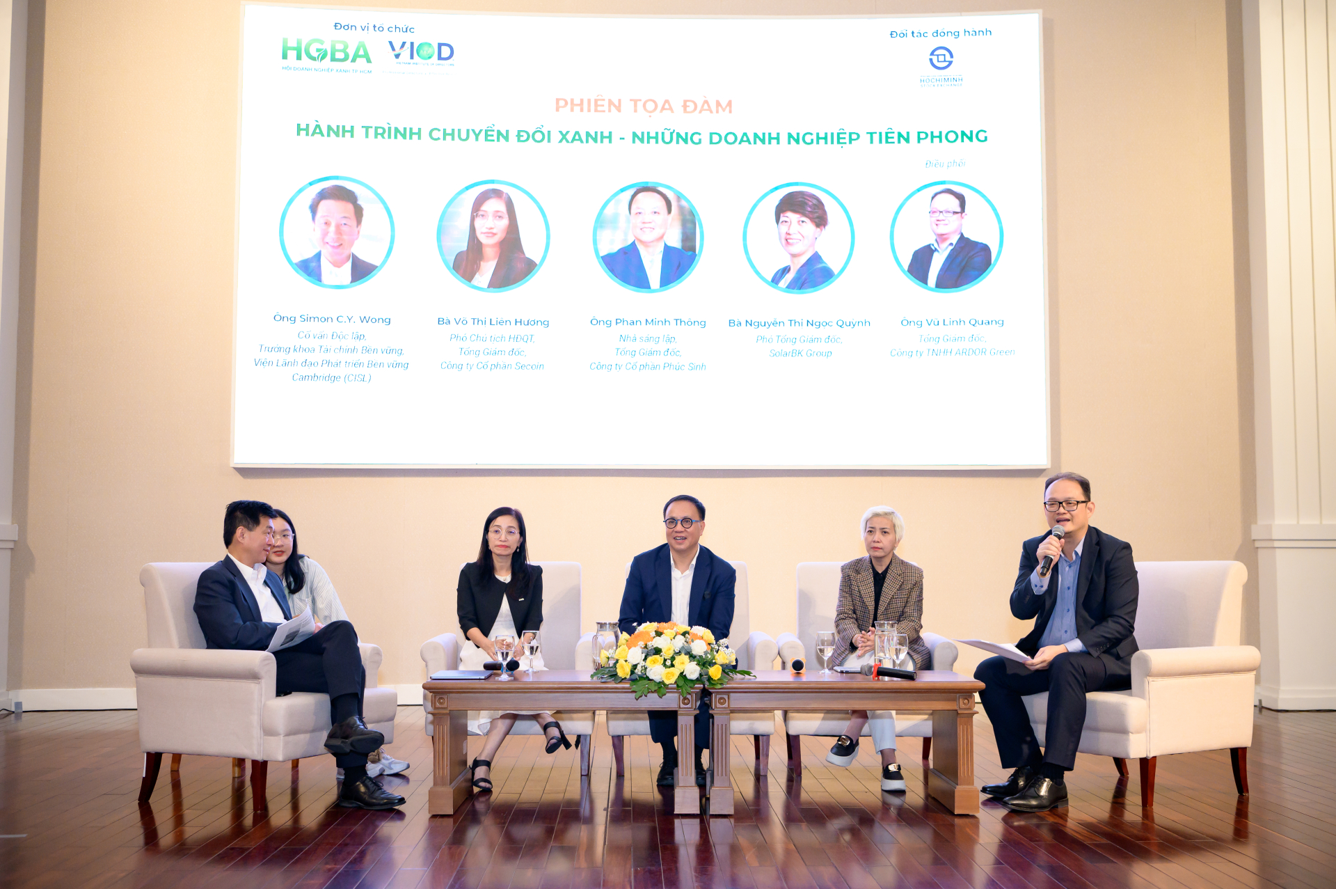 Các diễn giả trao đổi trong phiên thảo luận