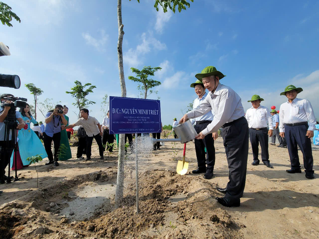 Nguyên Chủ tịch nước Nguyễn Minh Triết và Phó Thủ tướng Mai Văn Chính tham gia trồng cây