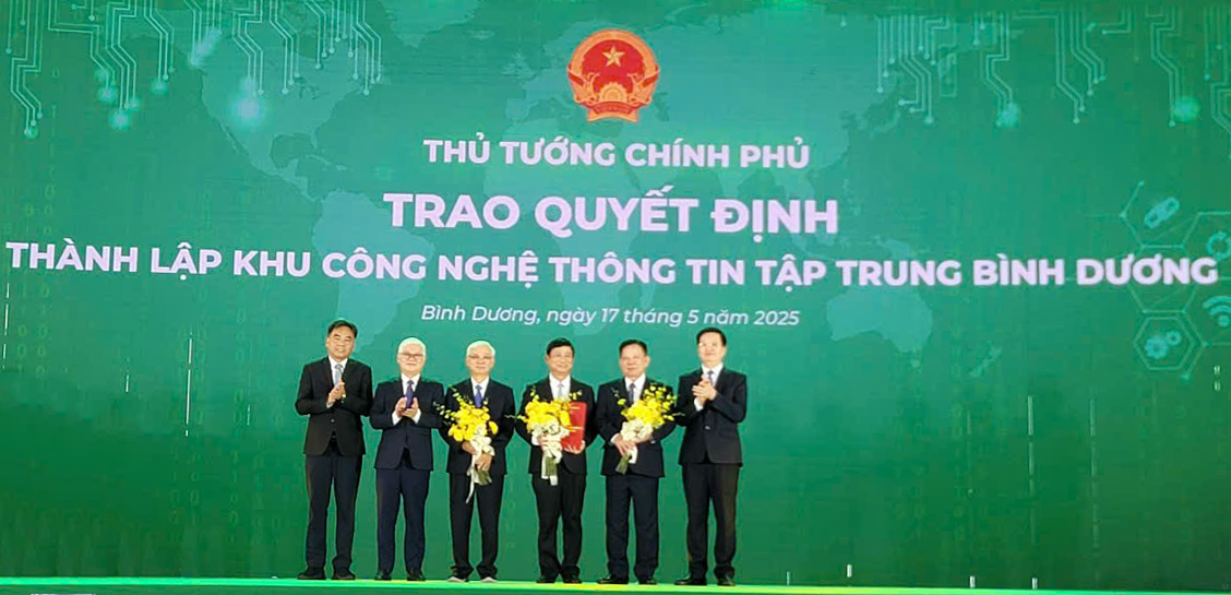 Phó Thủ tướng Mai Văn Chính trao quyết định thành lập Khu công nghệ thông tin tập trung Bình Dương