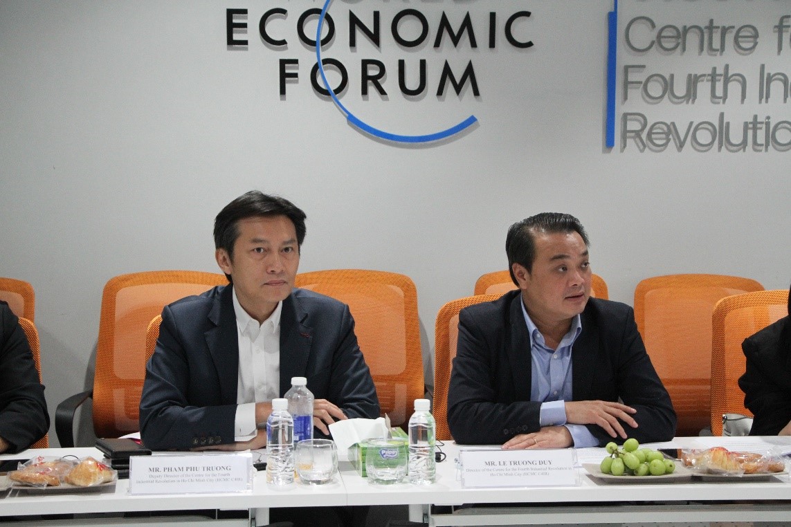 Ông Lê Trường Duy (bên phải) và ông Phạm Phú Trường (bên trái) giới thiệu về vai trò, chức năng và nhiệm vụ của Trung tâm