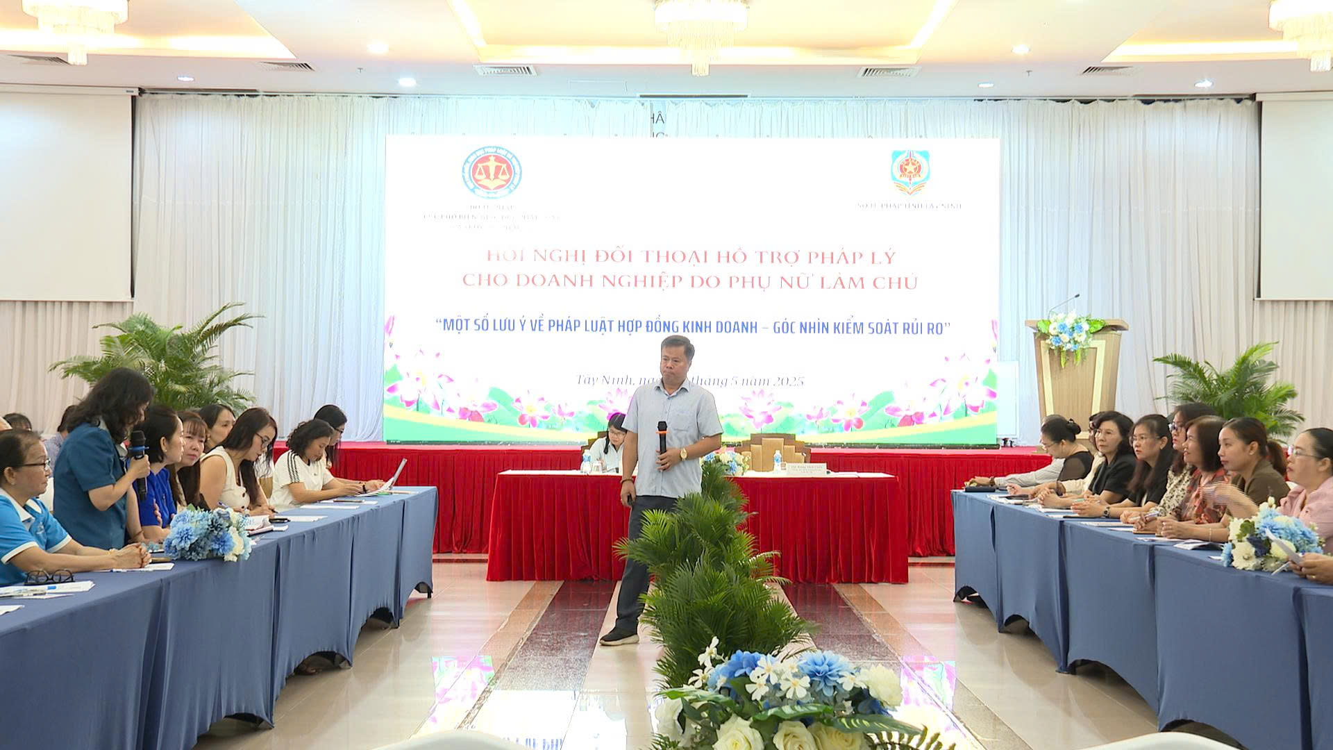 Các nữ doanh nghiệp đối thoại, trao đổi tại hội nghị