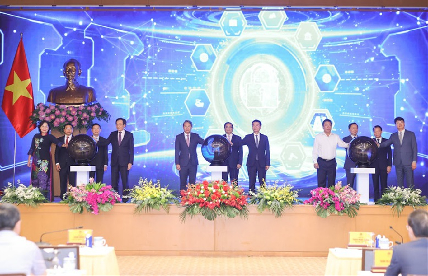 Thủ tướng Chính phủ Phạm Minh Chính cùng các đại biểu thực hiện nghi thức bấm nút khai trương Cổng Pháp luật quốc gia.