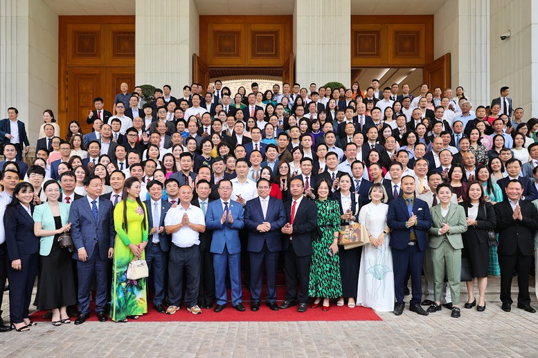 Thủ tướng chụp ảnh lưu niệm cùng các doanh nghiệp.