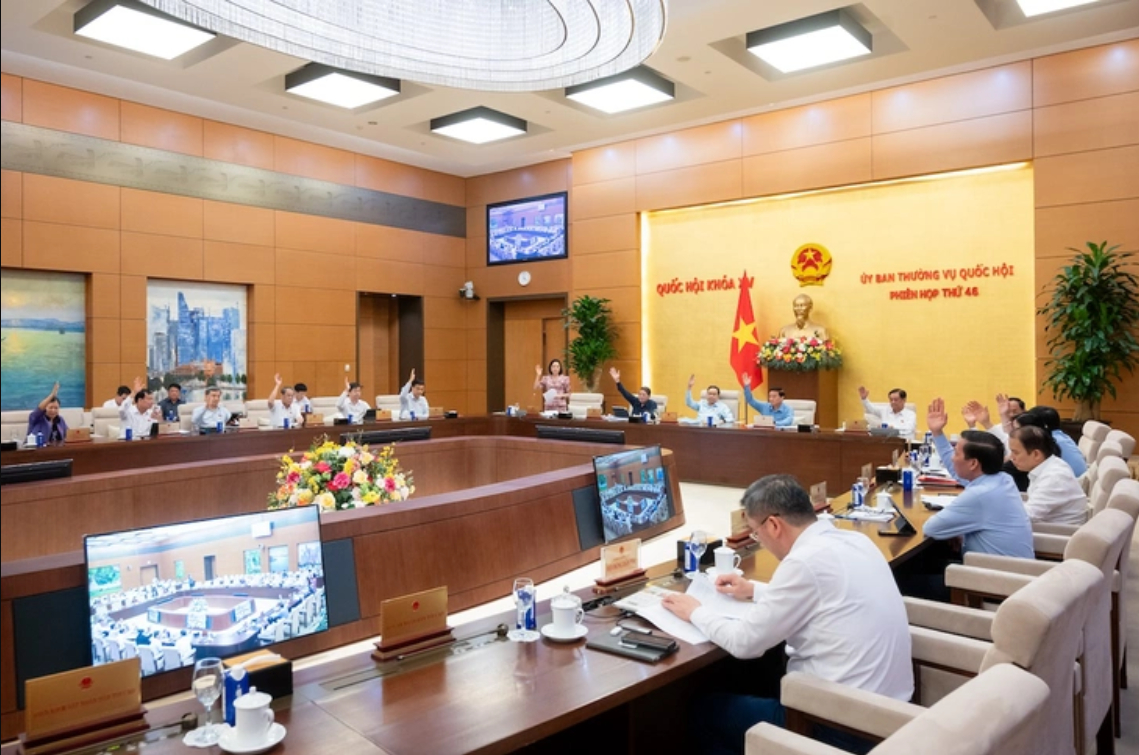 Các thành viên Ủy ban Thường vụ Quốc hội thông qua Pháp lệnh sửa đổi.