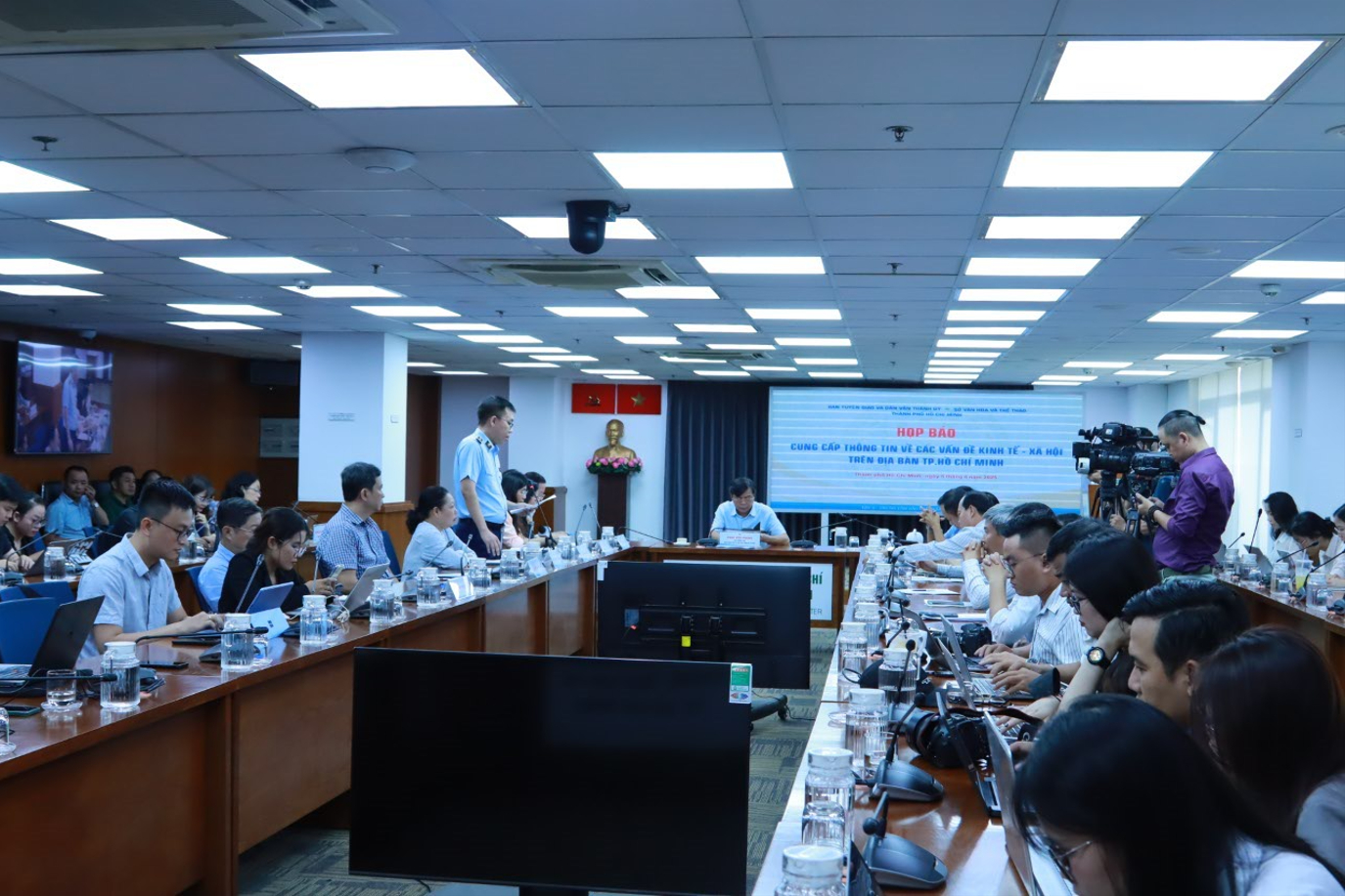 Ông Nguyễn Quang Huy - Phó Chi cục trưởng Chi cục Quản lý thị trường (QLTT) TPHCM thông tin tại buổi họp báo.