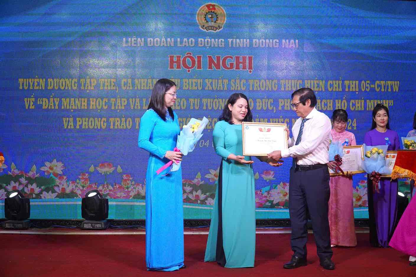 Phó Chủ tịch UBND tỉnh Đồng Nai Nguyễn Sơn Hùng và bà Bùi Thị Nhàn - Phó Chủ tịch LĐLĐ tỉnh Đồng Nai trao bằng khen cho các cá nhân, tập thể xuất sắc.
