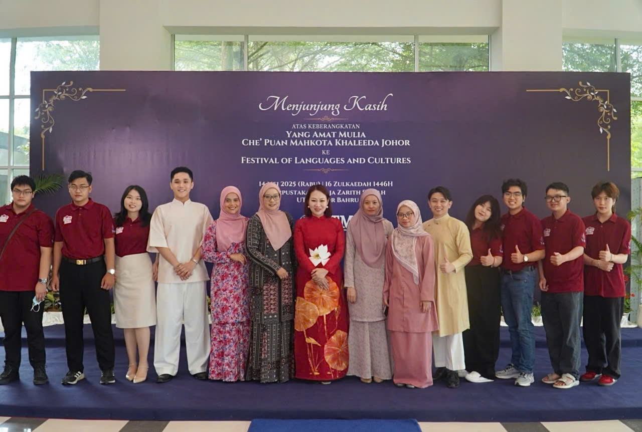 PGS.TS Phan Thị Hồng Xuân dẫn đoàn sinh viên trường Đại Học Khoa học Xã hội và Nhân Văn - Đại Học Quốc Gia - HCM giao lưu văn hoá tại trường ĐH UTM Malaysia 5/2025 