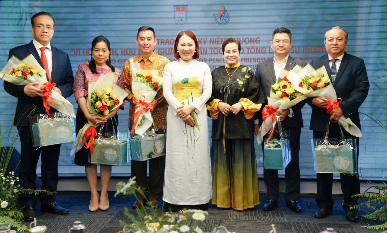PGS. TS Phan Thị Hồng Xuân tặng hoa cảm ơn các tổng lãnh sự ASEAN tham gia trong chương trình giao lưu văn hóa Asean với chủ đề: Hạnh phúc cùng trà 2025