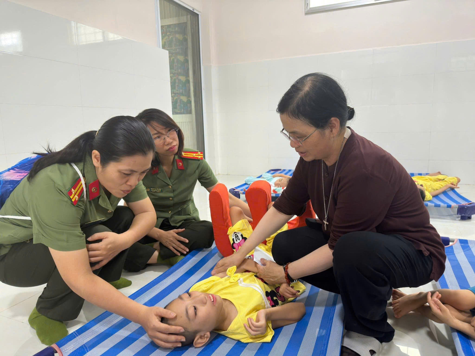 Tại Mái ấm Thiên Phước, nơi đang chăm sóc khoảng 50 em nhỏ bị khuyết tật nặng, hội chứng Down, di chứng chất độc da cam