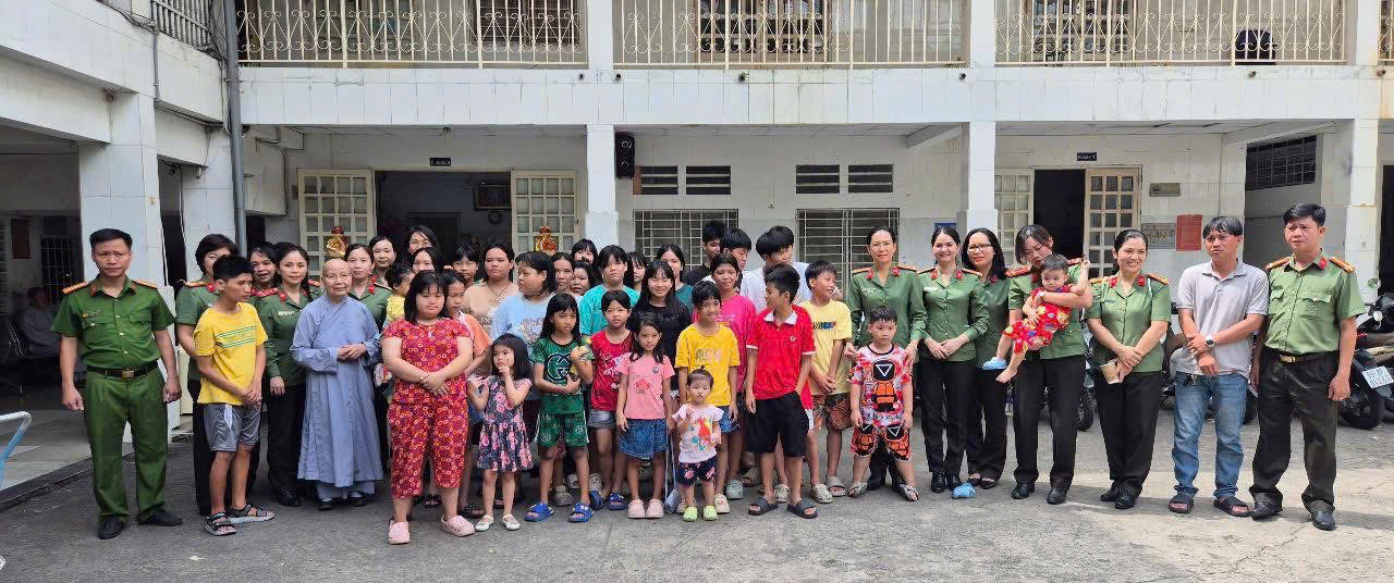 Đoàn chụp hình lưu niệm với tập thể cơ sở nuôi dạy trẻ mồ côi Diệu Giác.