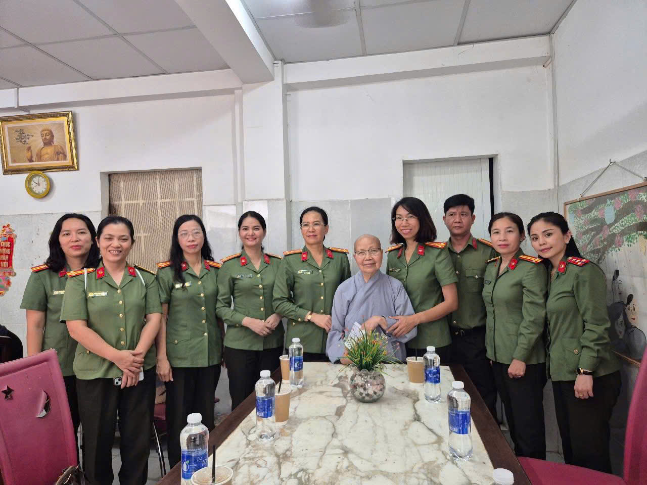 Ni trưởng Thích nữ Như Trí (áo xám) - Phó giám đốc cơ sở nuôi dạy trẻ mồ côi Diệu Giác cùng Đoàn.