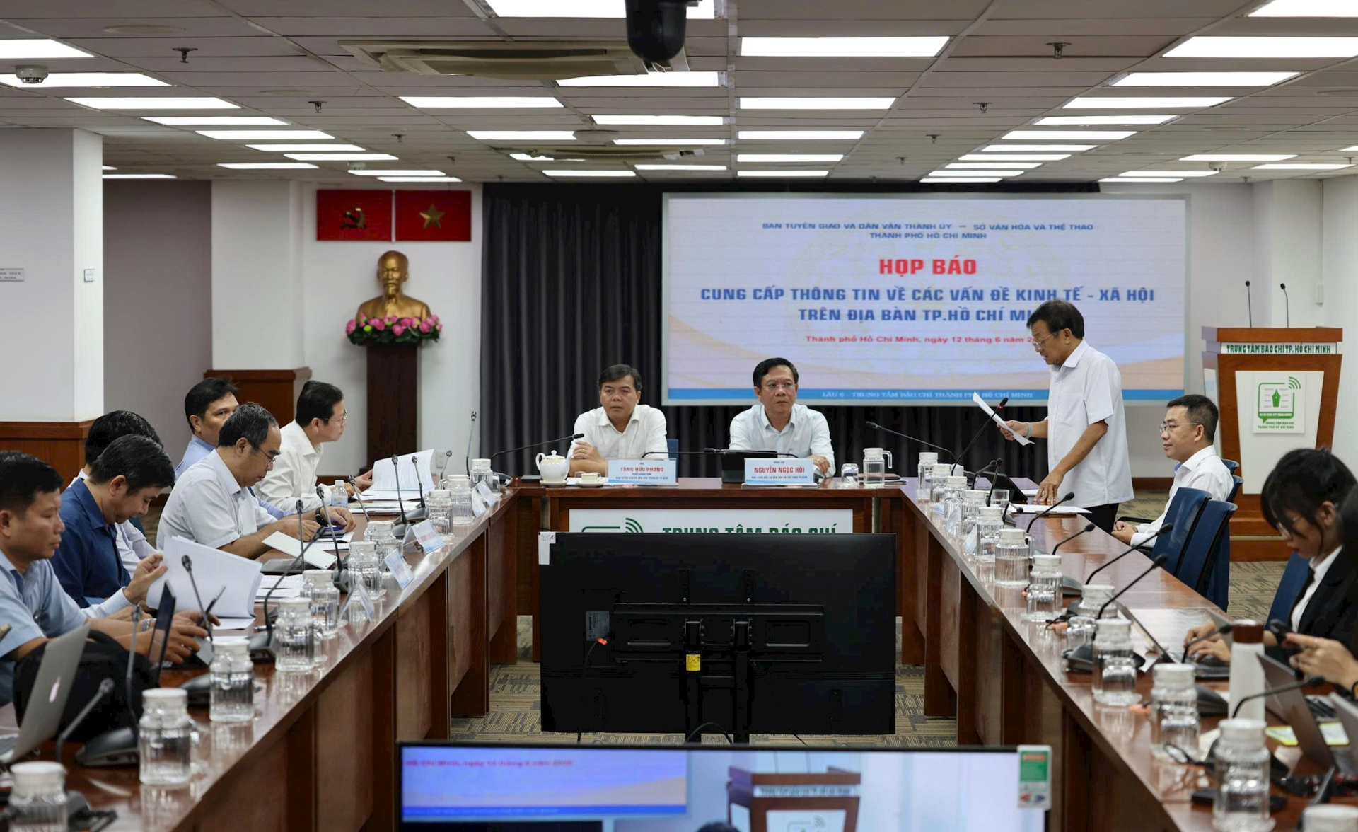 Toàn cảnh buổi họp báo.