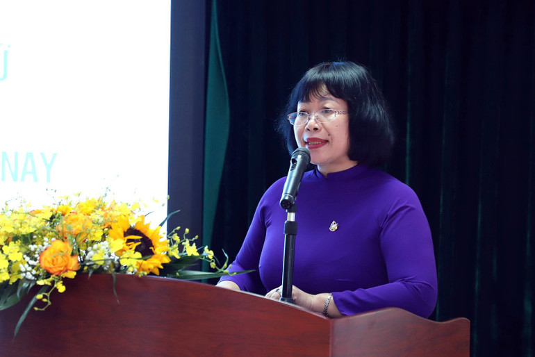 Phó Giáo sư, Tiến sĩ Dương Kim Anh, Phó Giám đốc Học viện Phụ nữ Việt Nam, phát biểu ý kiến tại Hội thảo.(ảnh Linh Phan))