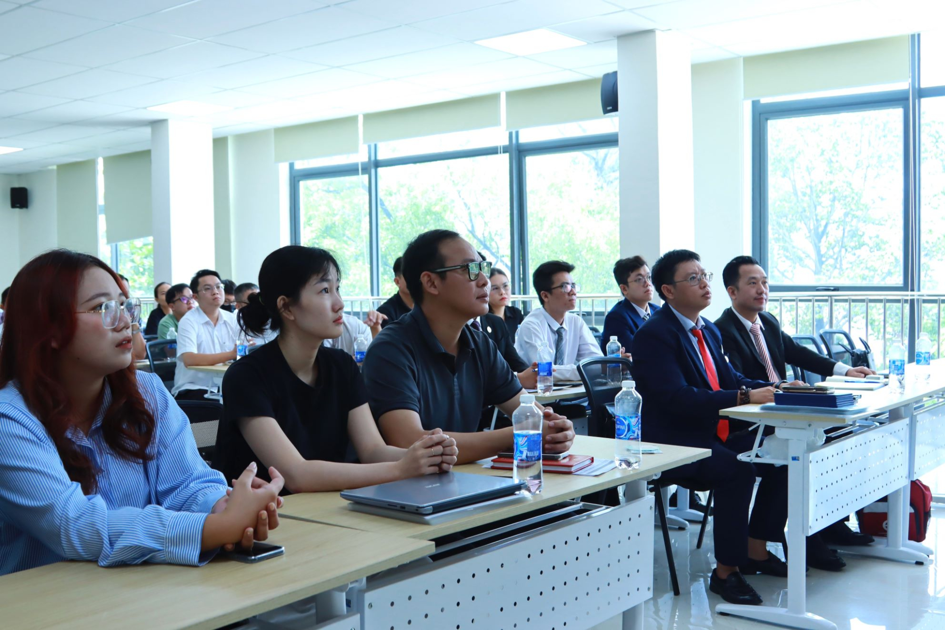 Khóa tập huấn thu hút đông đảo cán bộ cơ sở tham gia.