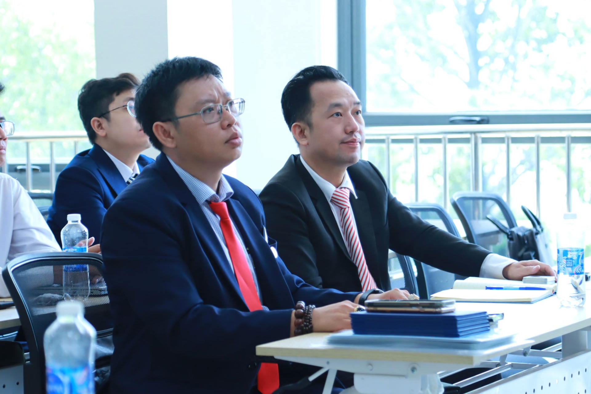 Ông Đỗ Hữu Nghĩa (bên trái) - Phó Viện trưởng Viện Nghiên cứu Quản lý Giáo dục và Pháp luật, Trọng tài viên, Giám đốc Trọng tài VCITAC Đông Nam Bộ.