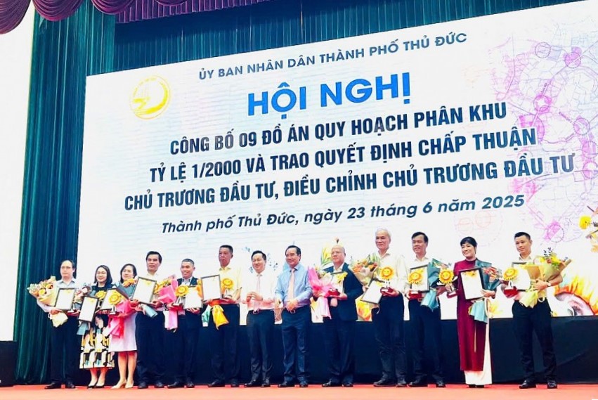 Chủ tịch UBND thành phố Hồ Chí Minh Nguyễn Văn Được trao quyết định chấp thuận chủ trương đầu tư cho 17 nhà đầu tư.