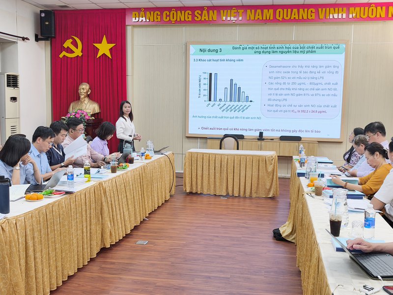 ThS. Nguyễn Thị Dung (người đang đứng) báo cáo kết quả thực hiện nhiệm vụ