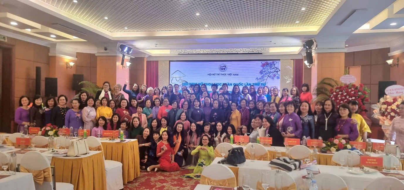 Các nữ đại biểu, các nhà khoa học nữ chụp hình lưu niệm tại Hội nghị Nữ khoa học toàn quốc lần thứ IV diễn ra vào tháng 4/2025 tại Thành phố Huế.