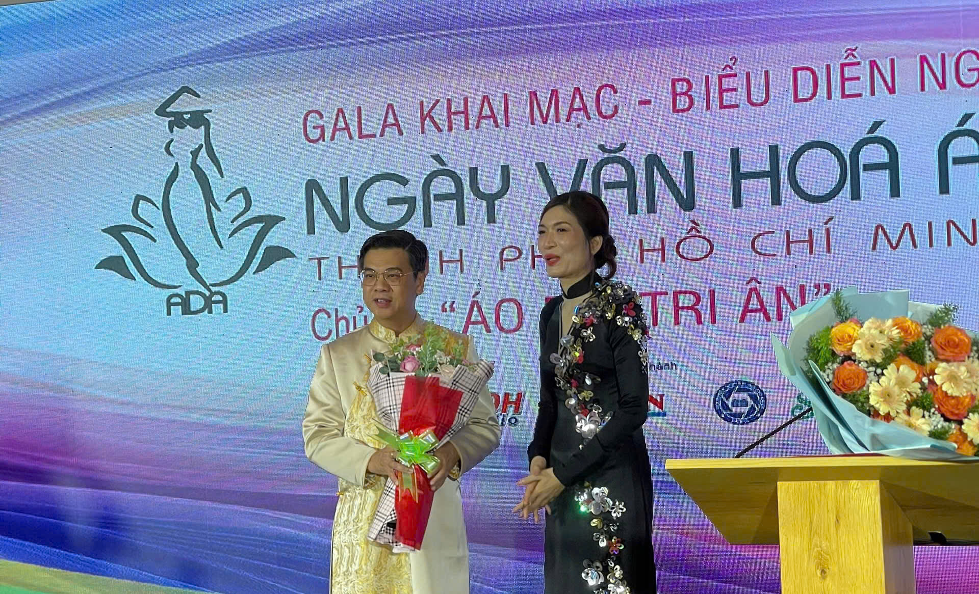 ông Nguyễn Văn Dũng - Phó Chủ tịch UBND TP.HCM nhận hoa chúc mừng từ đại diện Ban tổ chức.