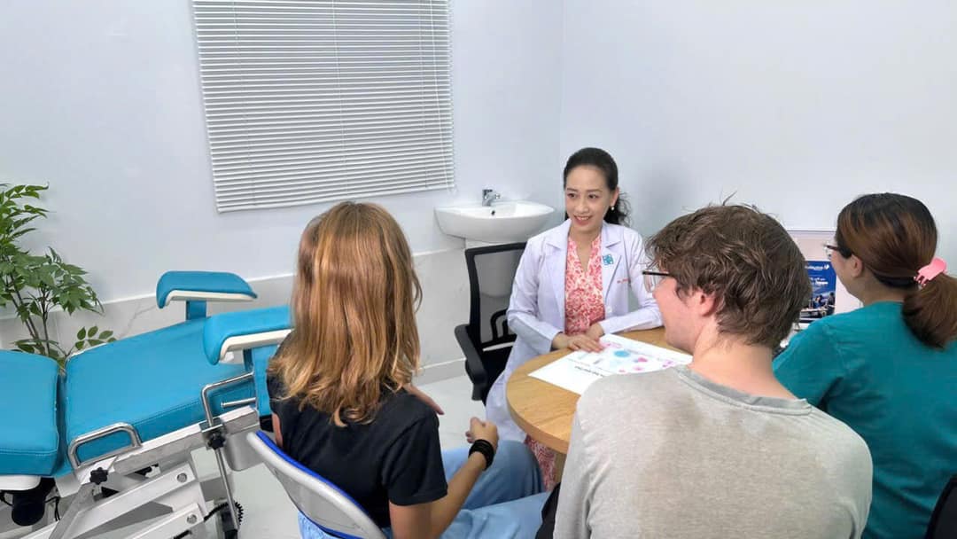Thạc sĩ - Bác sĩ Dương Ánh Kim, Khoa Phụ sản, Bệnh viện Đại học Y Dược thăm khám và tư vấn cho phụ sản trước và sau khi sinh.