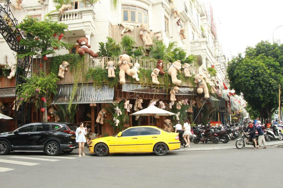 Không gian bên ngoài gây ấn tượng bởi gấu bông tại Mê Coffee