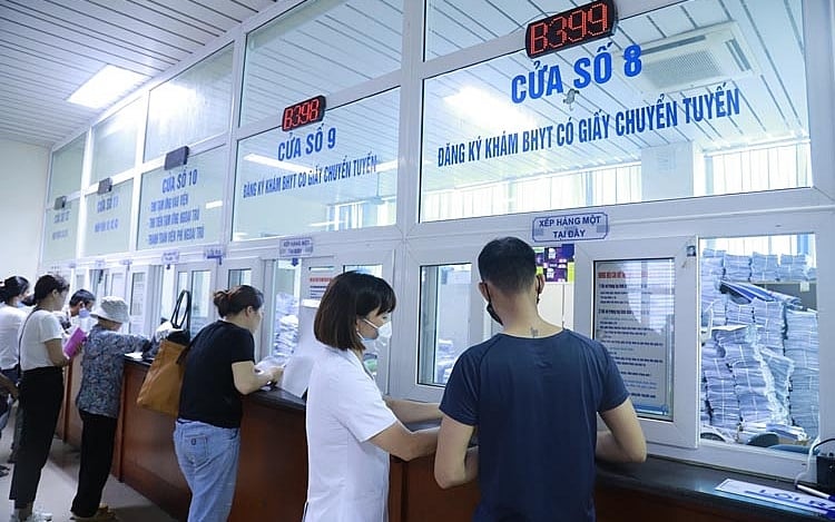 Căn cước công dân hoặc tài khoản định danh điện tử (VNeID) mức độ 2 đã tích hợp thông tin thẻ BHYT; Thẻ BHYT bản giấy hoặc bản điện tử là những thứ cần khi khám chữa bệnh.