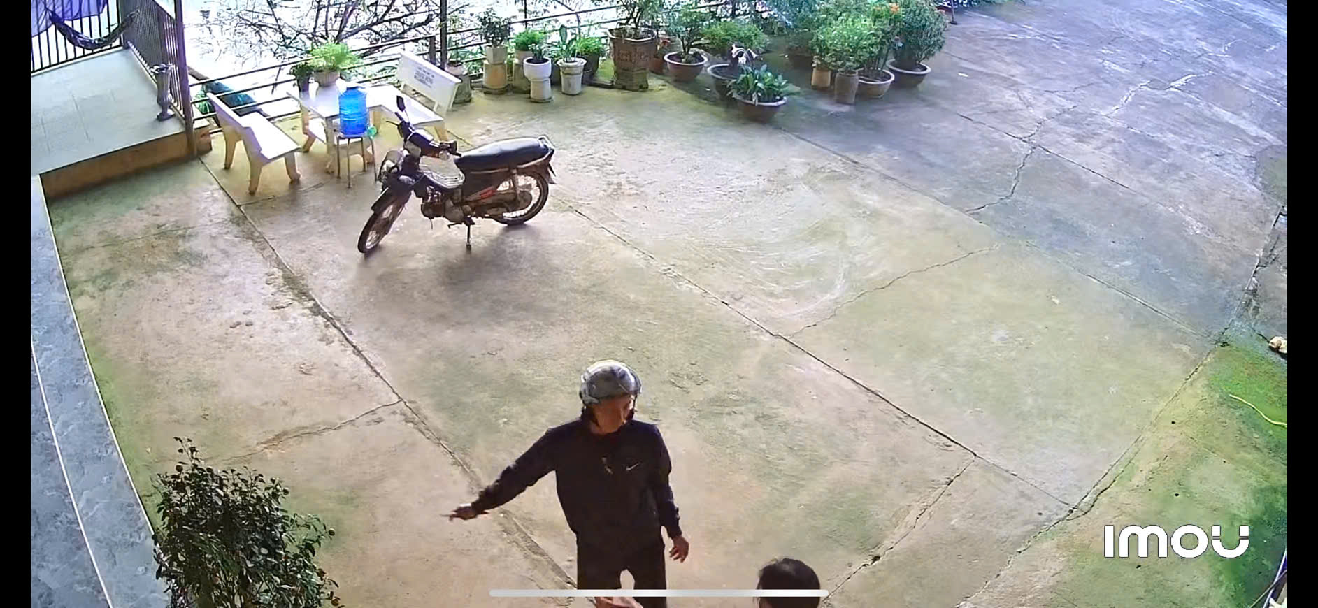 Đối tượng đang có hành vi giằng co với bà Phương được camera ghi lại.
