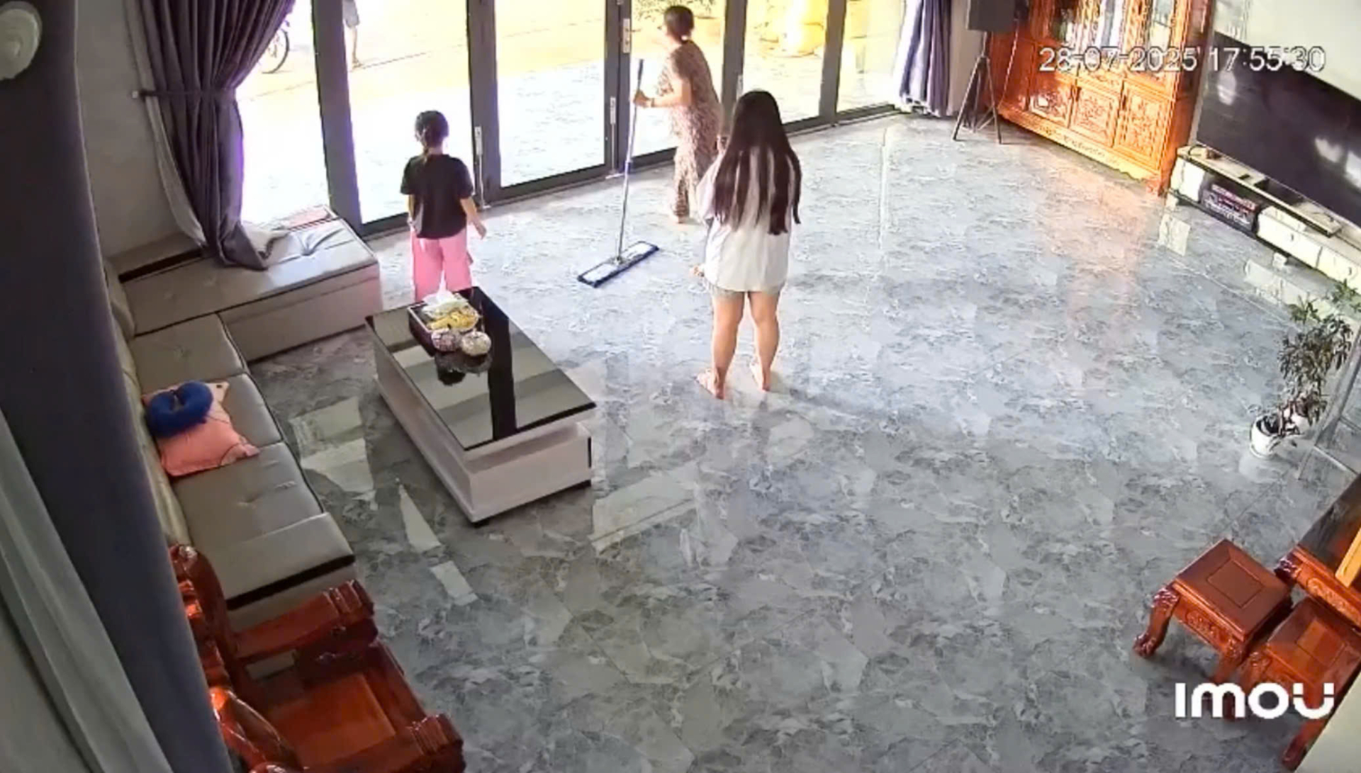 Trước sự hung hăng của đối tượng, bà Phương và 2 cháu gái phải khóa cửa để tránh nguy hiểm.