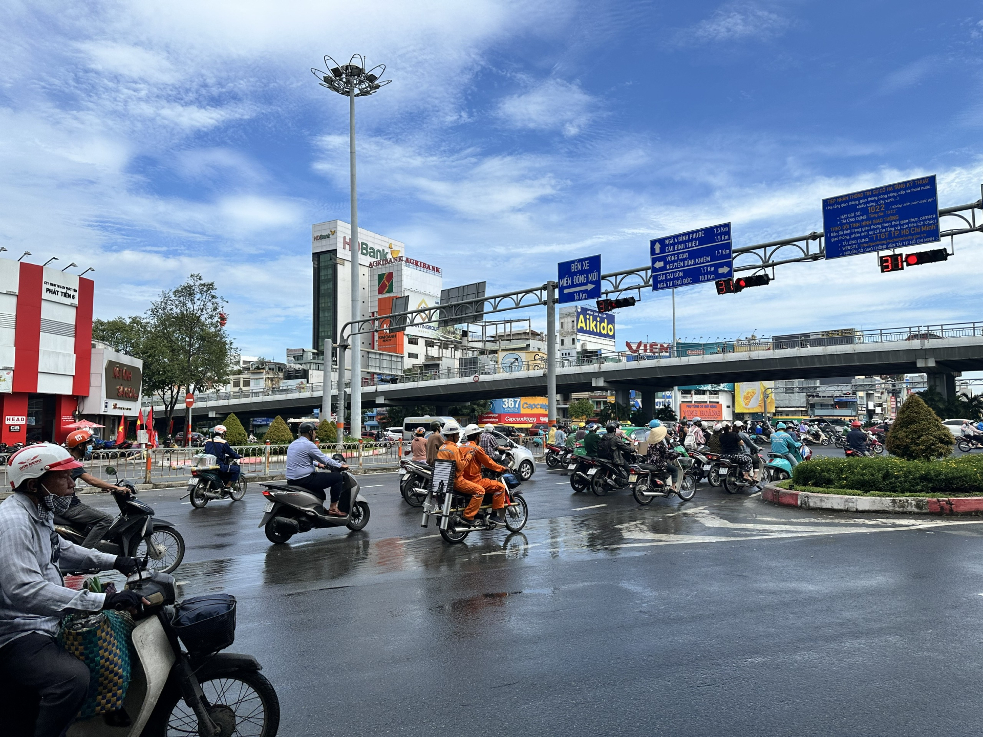 Việc thiếu trạm sạc được bố trí rộng rãi cũng là rào cản lớn cho việc phủ sóng xe điện toàn Thành phố.