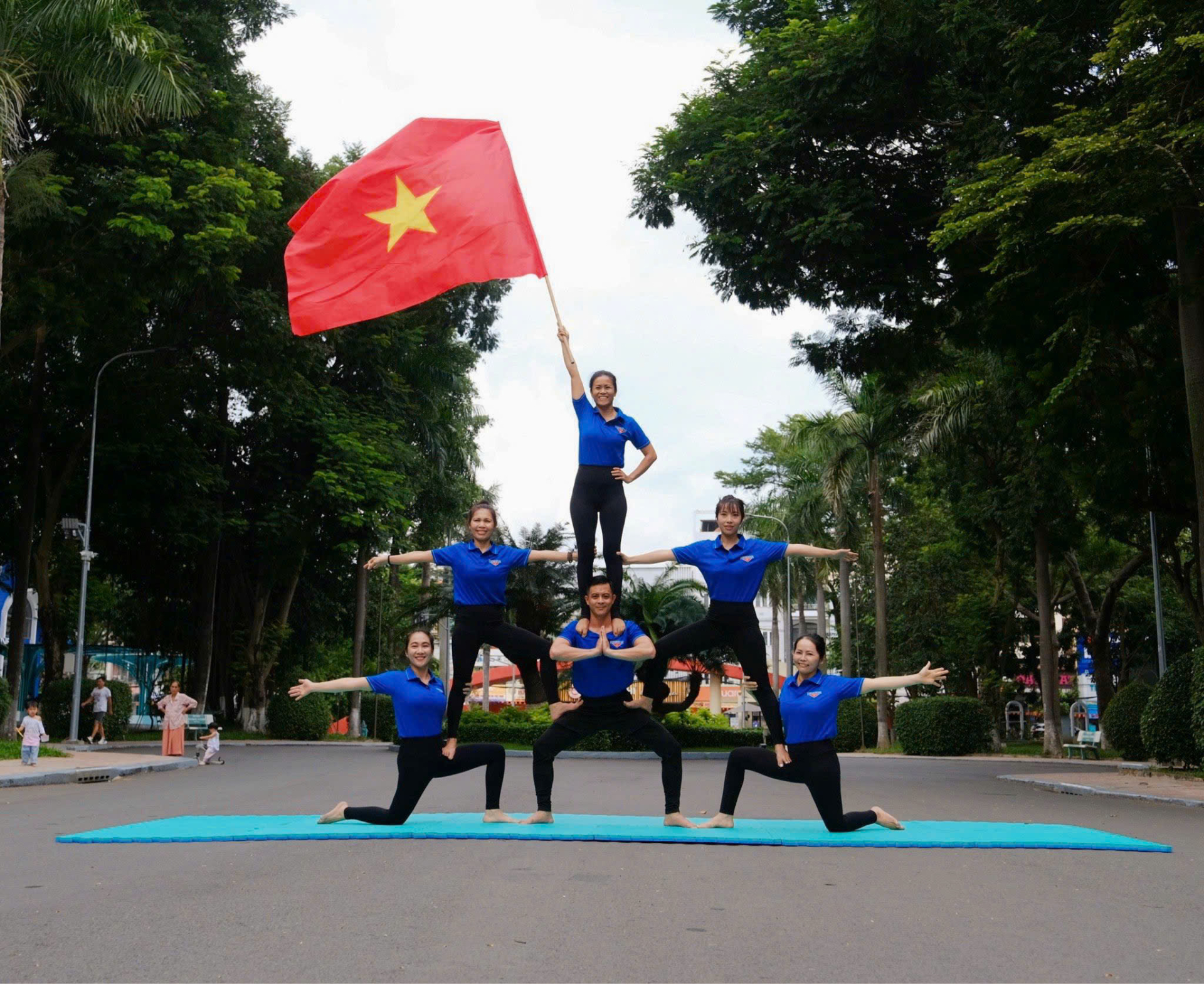 Nhiều nhóm nữ yoga chào mừng Quốc khánh bằng hình ảnh nghệ thuật cùng Quốc kỳ.