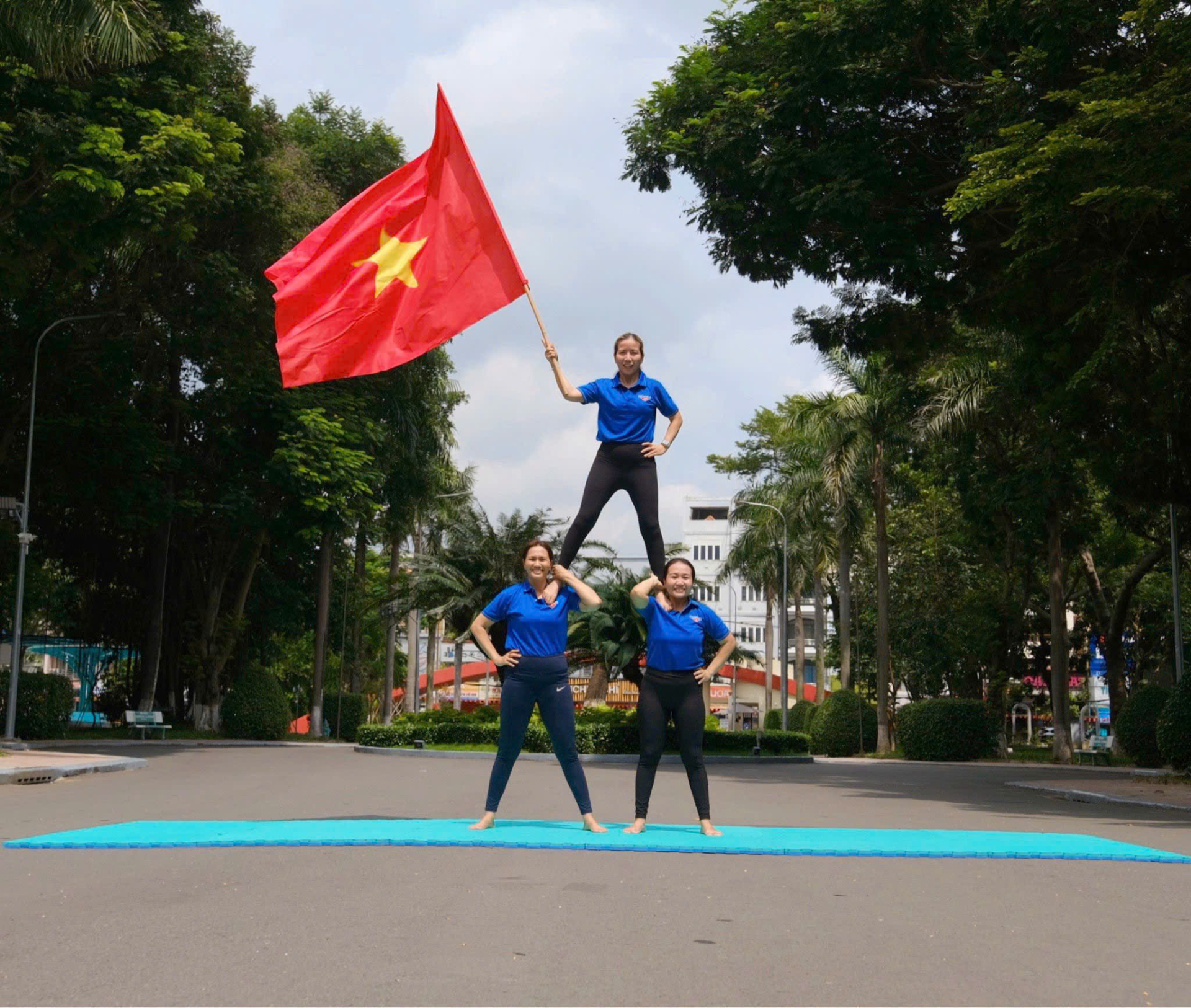 Nhiều nhóm nữ yoga chào mừng Quốc khánh bằng hình ảnh nghệ thuật cùng Quốc kỳ.