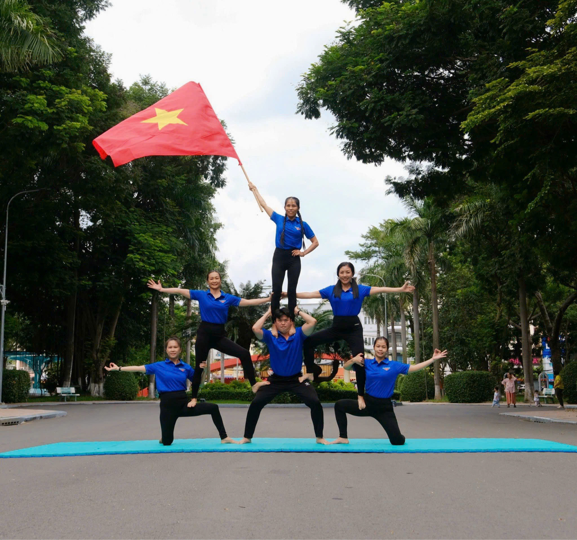 Nhiều nhóm nữ yoga chào mừng Quốc khánh bằng hình ảnh nghệ thuật cùng Quốc kỳ.