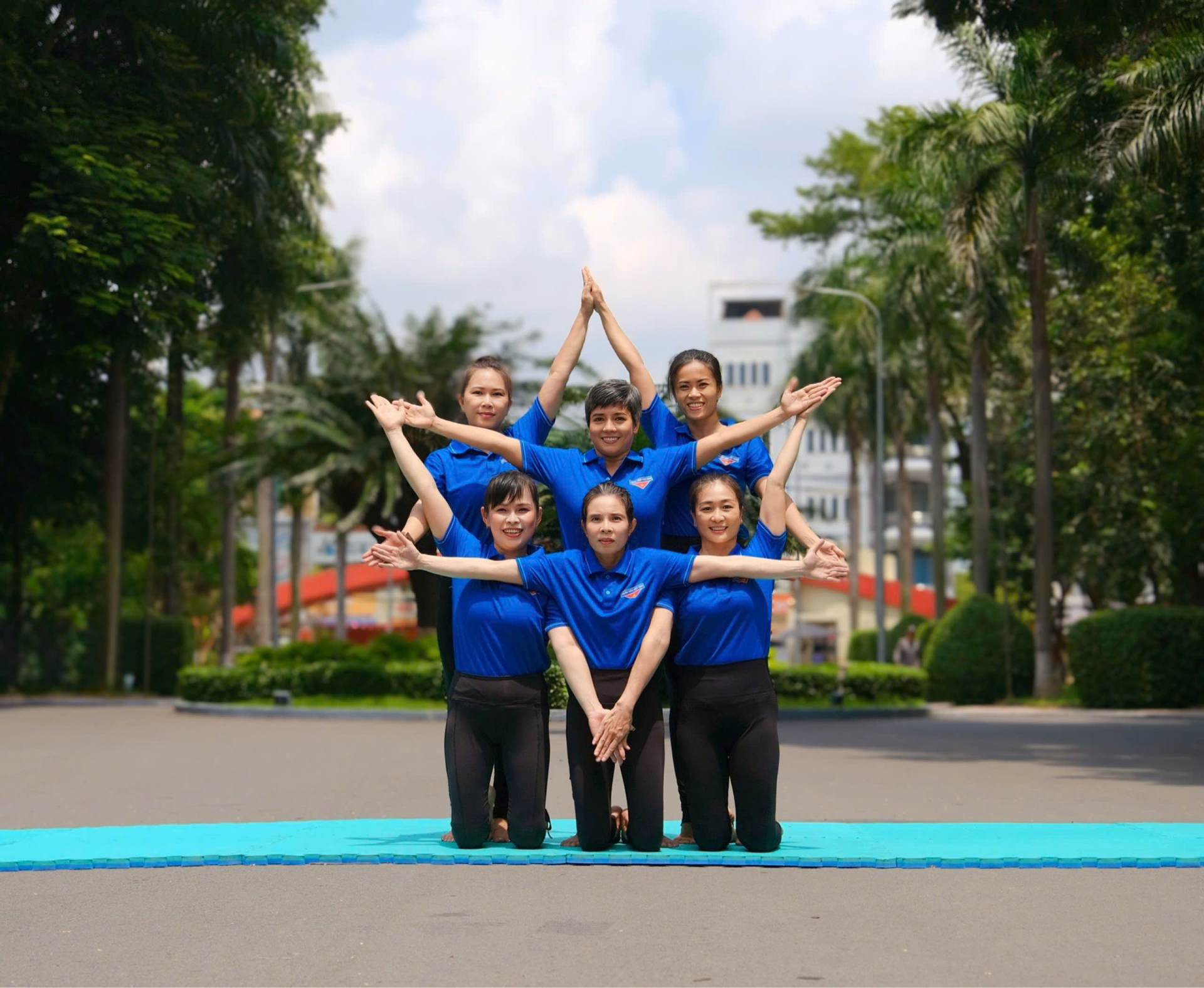 Nhiều nhóm nữ yoga chào mừng Quốc khánh bằng hình ảnh nghệ thuật cùng Quốc kỳ.
