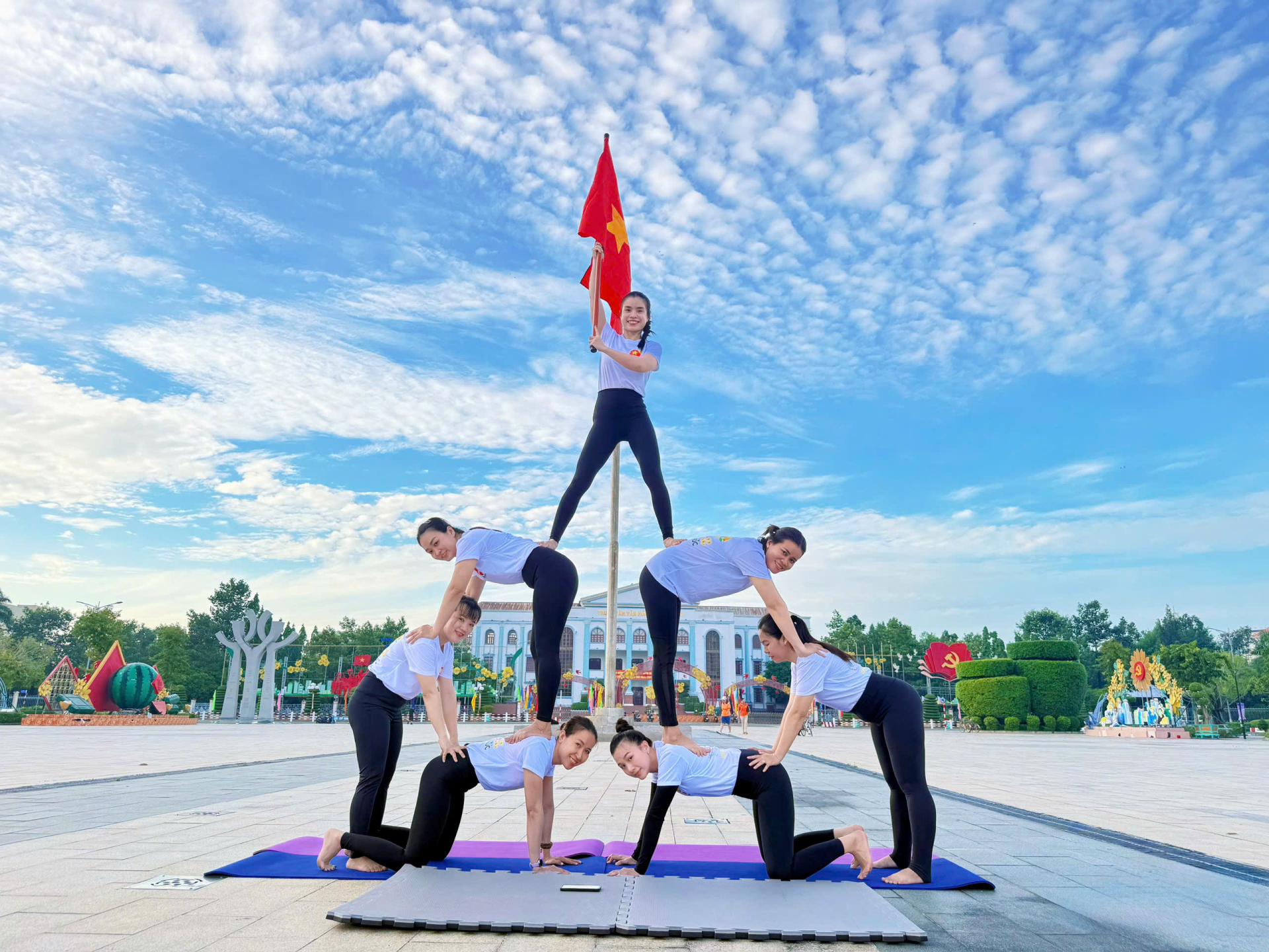 Nhiều nhóm nữ yoga chào mừng Quốc khánh bằng hình ảnh nghệ thuật cùng Quốc kỳ.