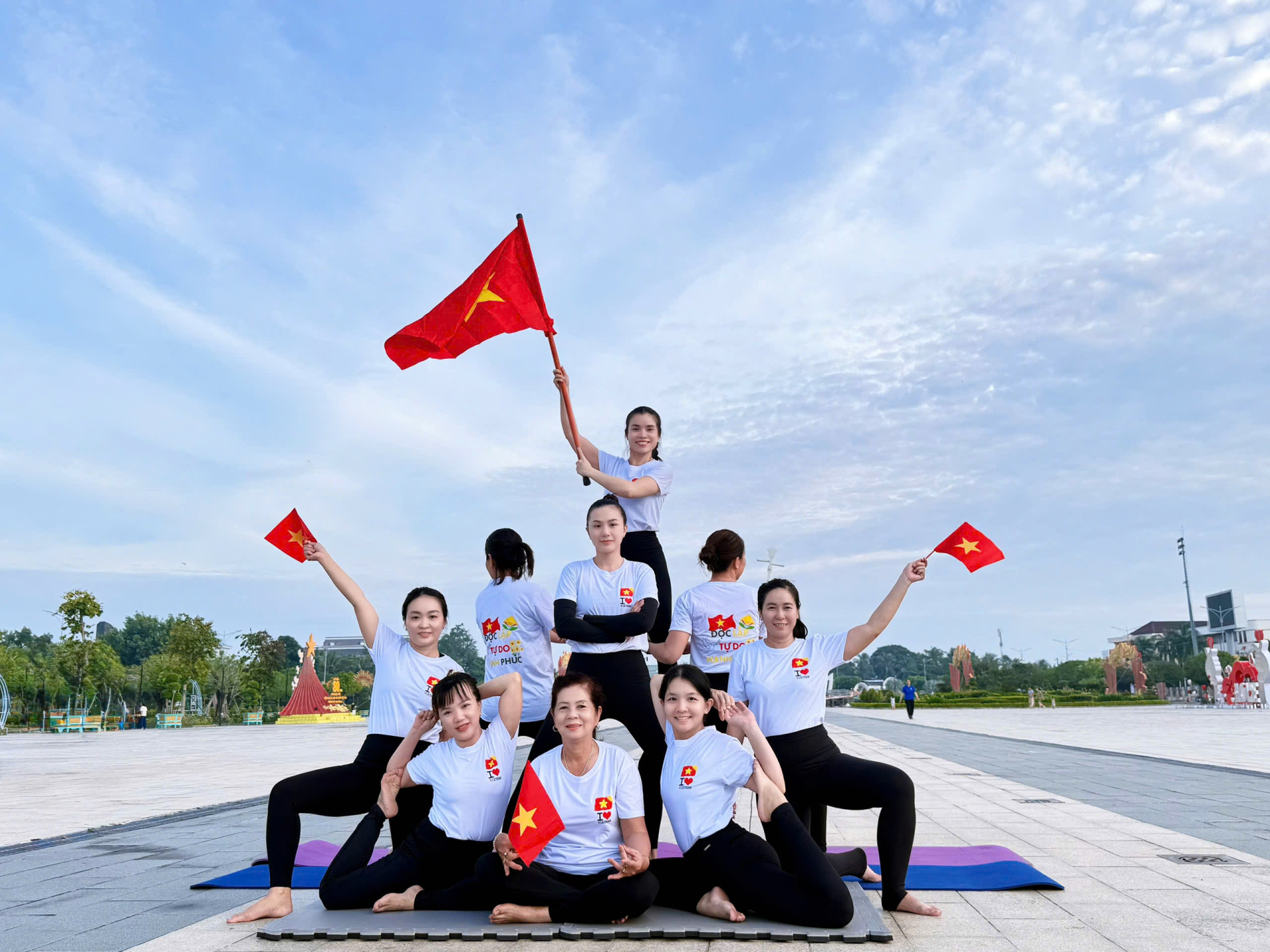 Nhiều nhóm nữ yoga chào mừng Quốc khánh bằng hình ảnh nghệ thuật cùng Quốc kỳ.