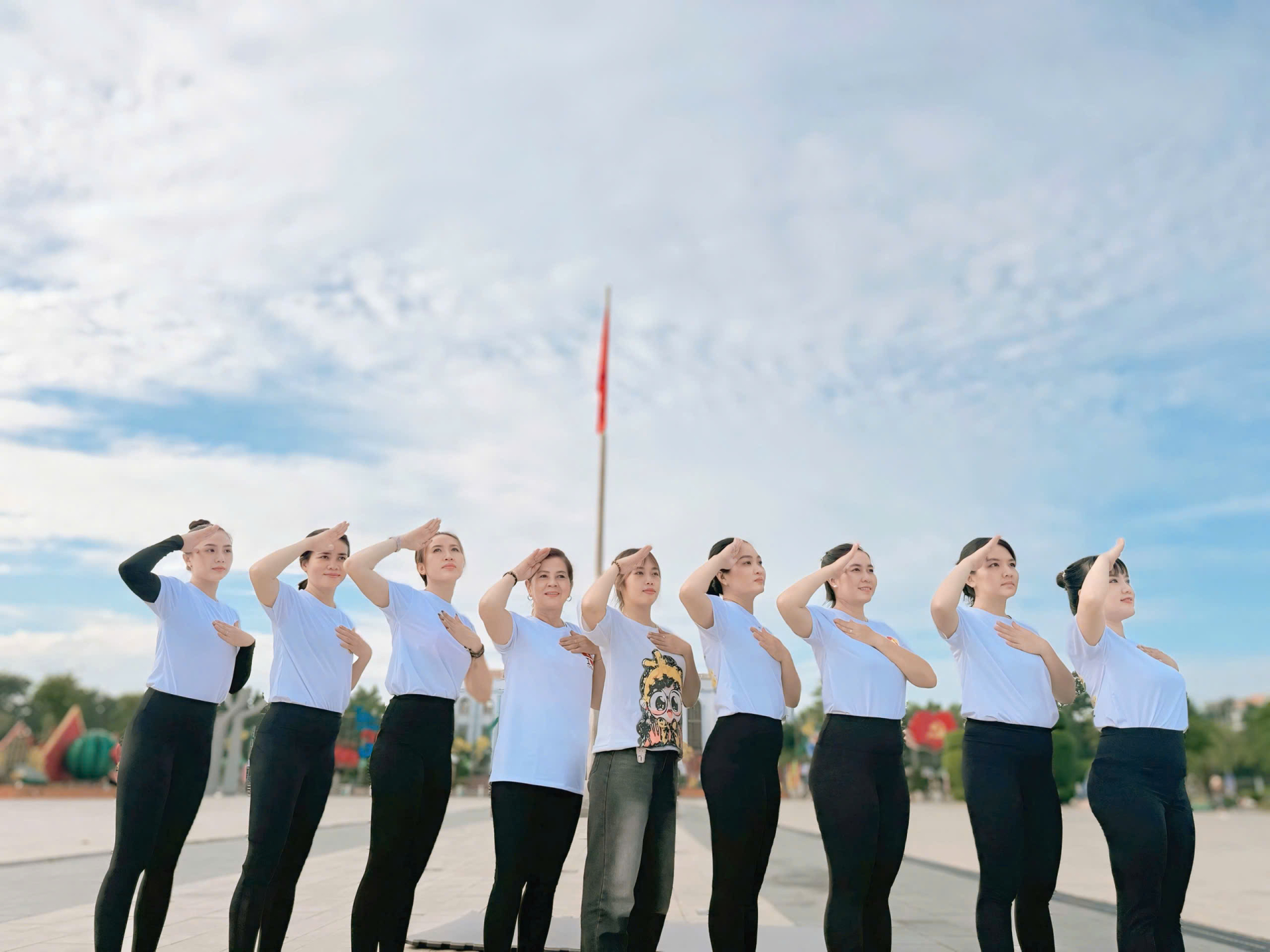 Nhiều nhóm nữ yoga chào mừng Quốc khánh bằng hình ảnh nghệ thuật cùng Quốc kỳ.