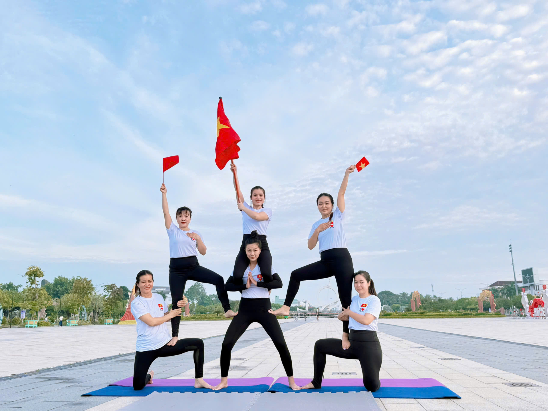 Nhiều nhóm nữ yoga chào mừng Quốc khánh bằng hình ảnh nghệ thuật cùng Quốc kỳ.