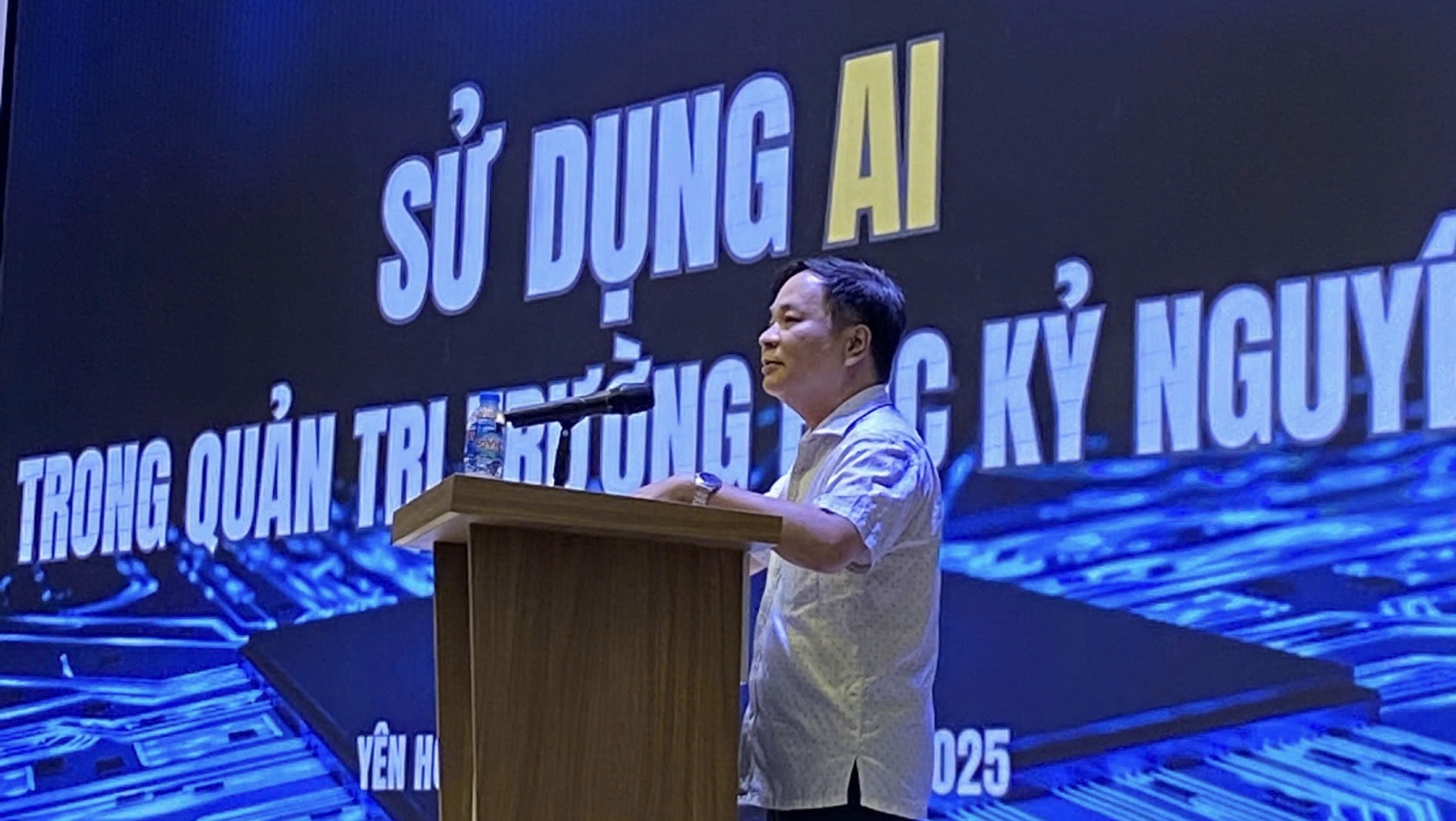 Ông Đoàn Tiến Trung - Phó Trưởng phòng Văn hóa - Xã hội UBND phường Yên Hòa phát biểu khai mạc.