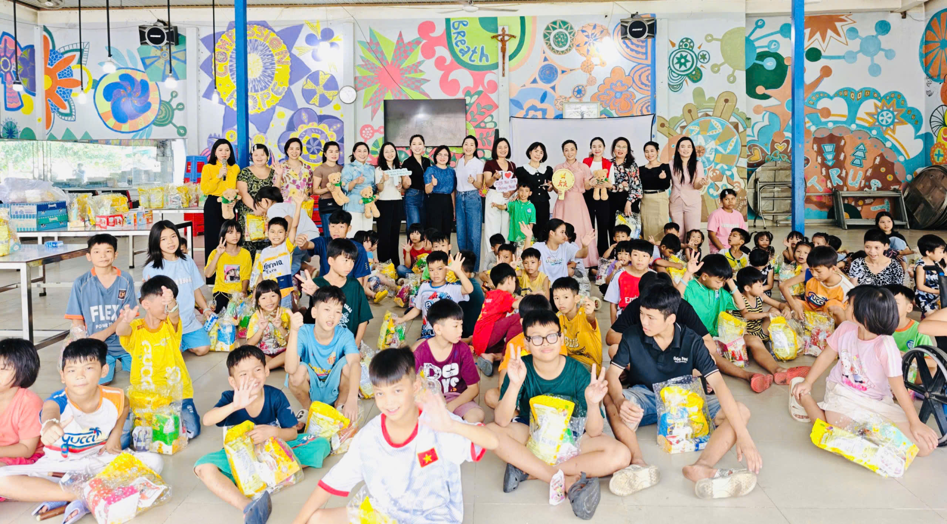 CLB nữ Doanh nhân Đồng Nai mang Trung thu ấm áp đến Cô nhi viện Thiên Bình.