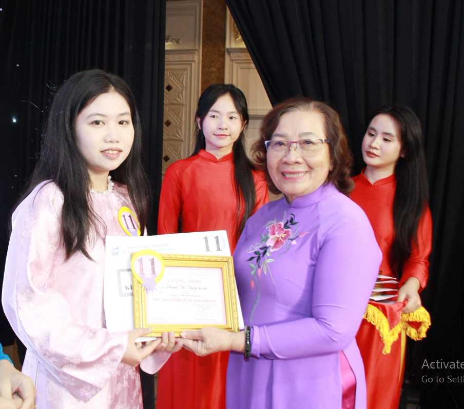 Chủ tịch Hội Nữ trí thức tỉnh Nguyễn Thị Thu Lan trao thưởng “Nữ tài năng” cho các cá nhân tiêu biểu.