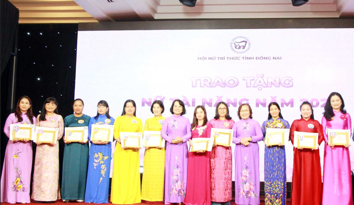 Lãnh đạo Hội Nữ trí thức tỉnh Đồng Nai trao chứng nhận cho các cá nhân được nhận danh hiệu “Nữ tài năng”.