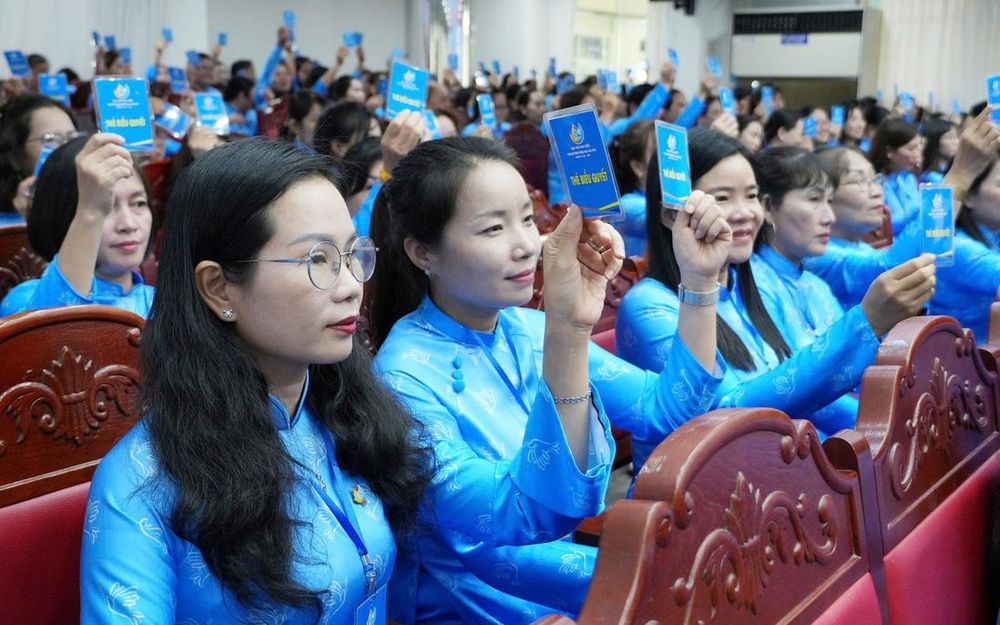 Các đại biểu tiến hành biểu quyết tại đại hội.