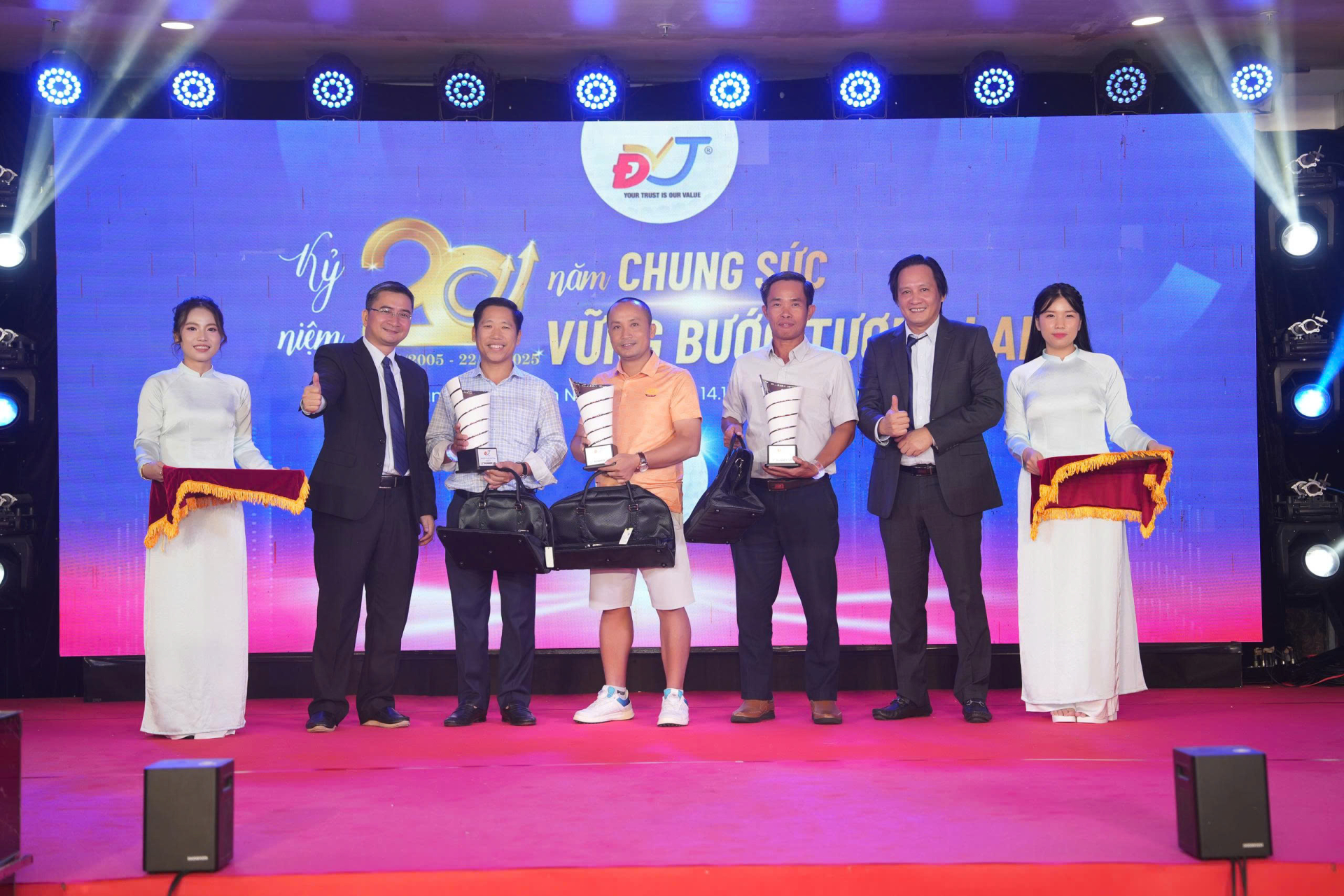 Trao cup cho các golfer đoạt giải tại sự kiện kỷ niệm 20 năm DVT.