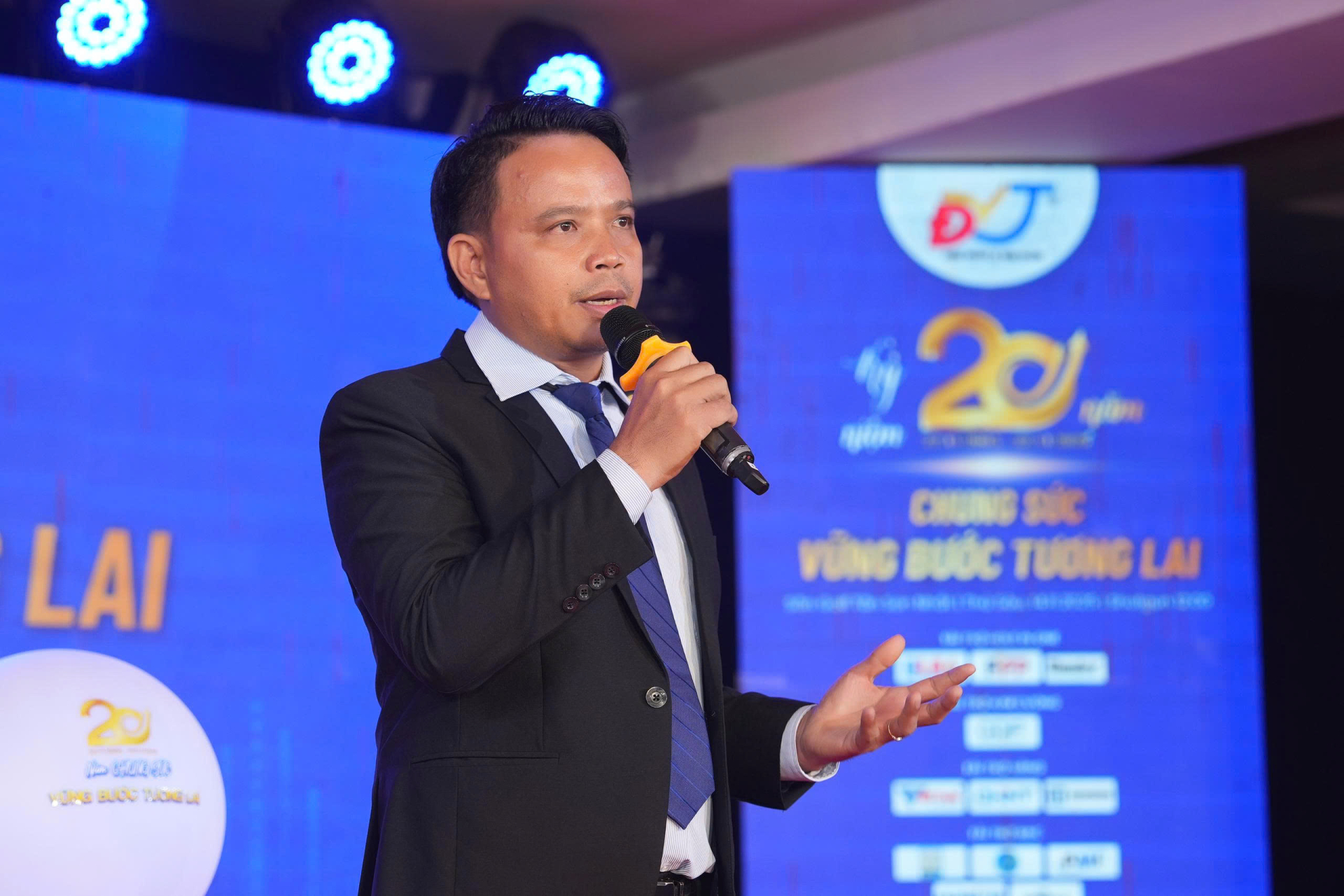 Tổng giám đốc Nguyễn Trần Thanh Long phát biểu tại sự kiện kỷ niệm 20 năm DVT.