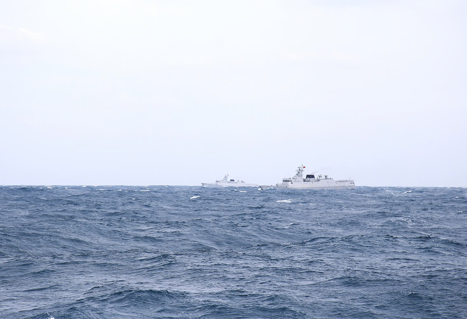 Biên đội Tàu 630, 649 của Hải quân Trung Quốc thực hiện nhiệm vụ tuần tra trên biển.