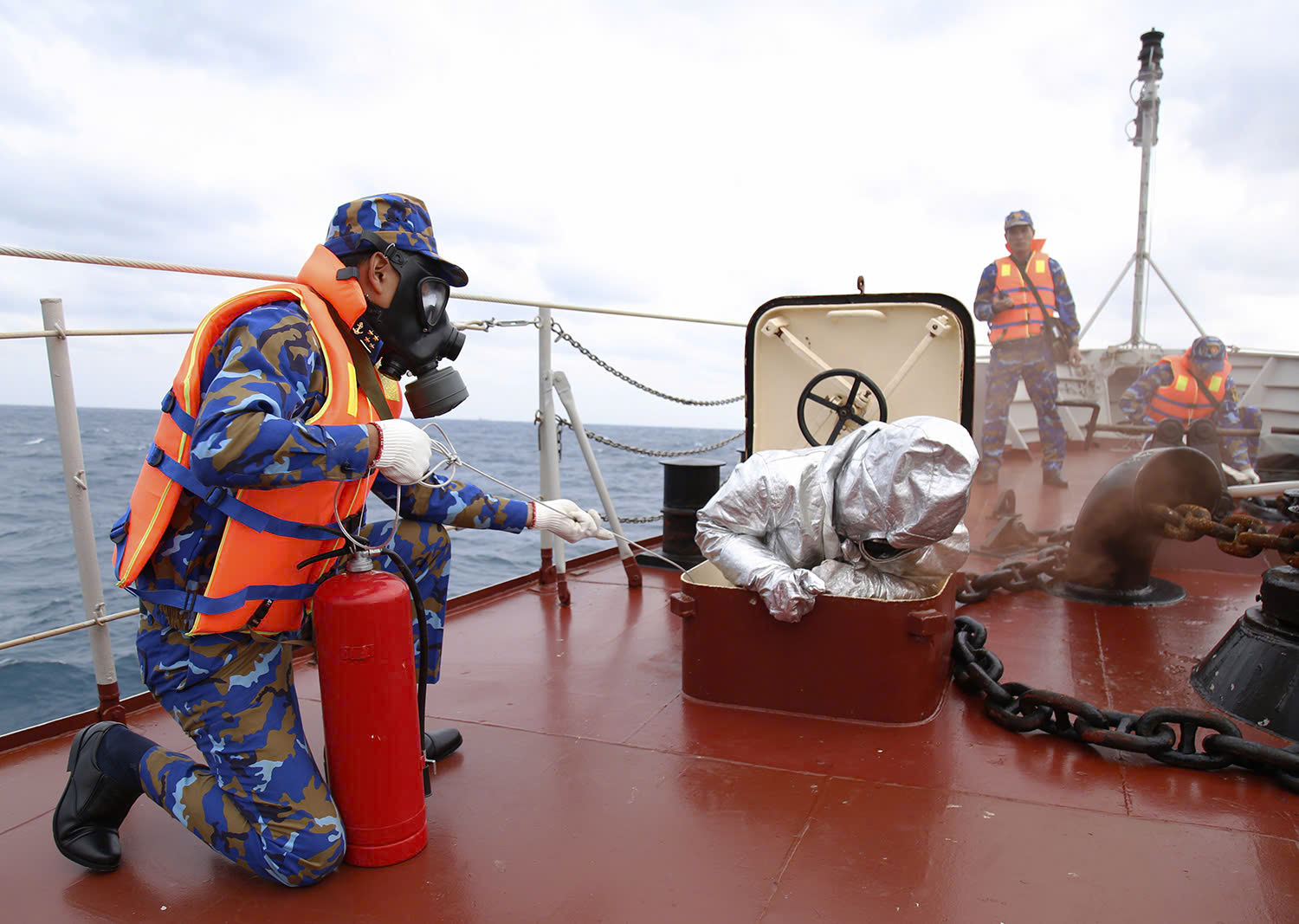 Thủy thủ tàu 17 thực hiện nội dung huấn luyện thông tin đơn giản và đấu tranh bảo vệ sức sống tàu.