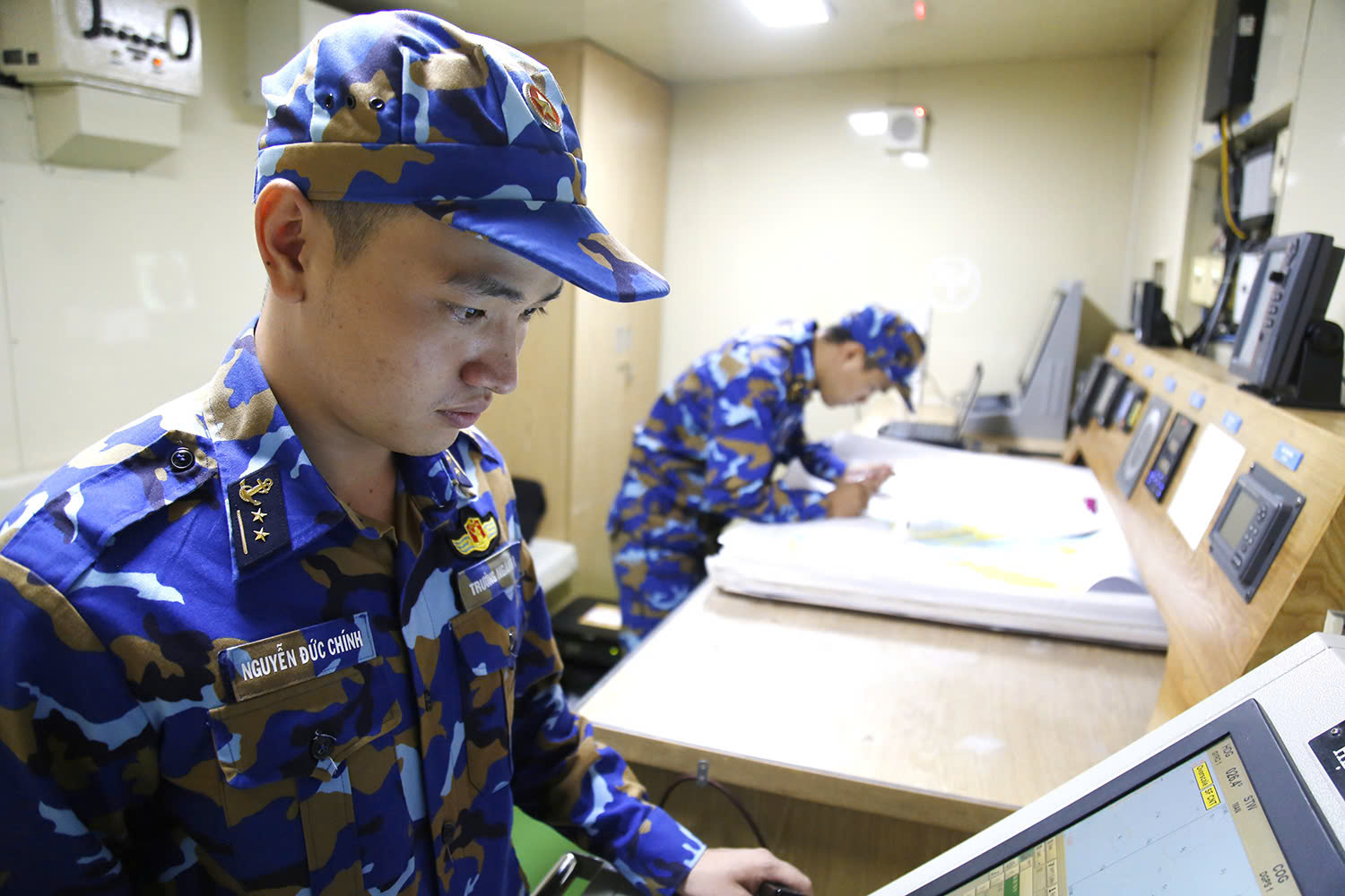 Sĩ quan Tàu 17, Lữ đoàn 171, Vùng 2 Hải quân Việt Nam tác nghiệp hải đồ xác định tuyến tuần tra.